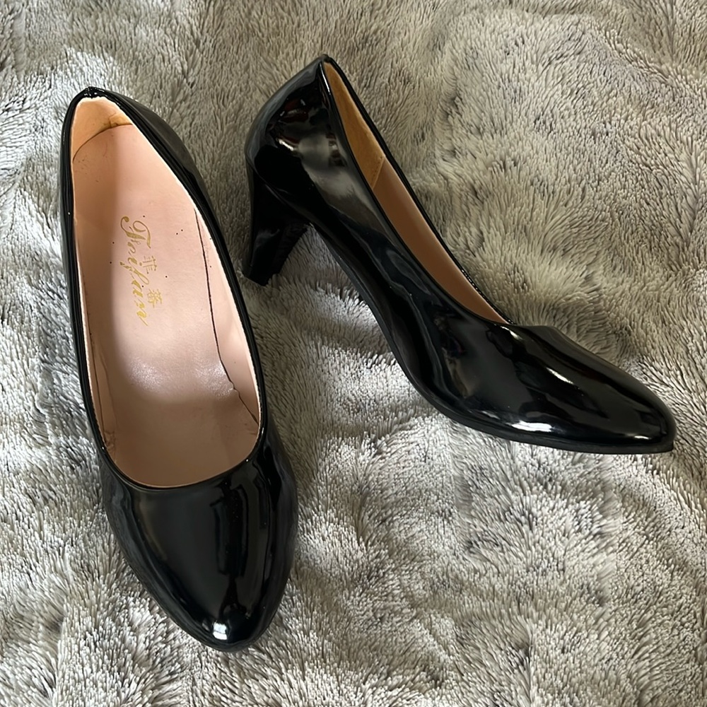 Black patent leather classic pumps 38 low heels rounded toe 7.5 retro great 8